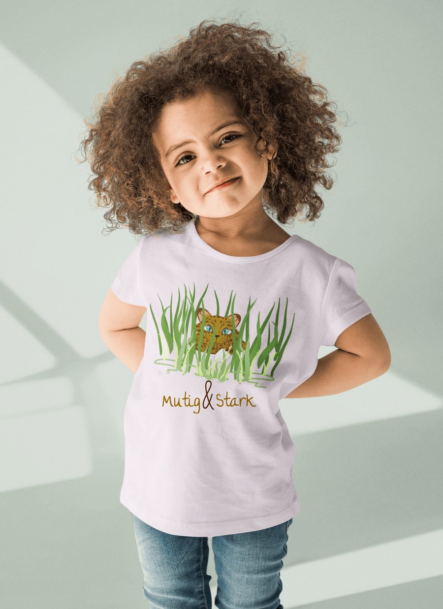 Kind im RaeMaz-Shirt mit dem Motiv Mutig und Stark