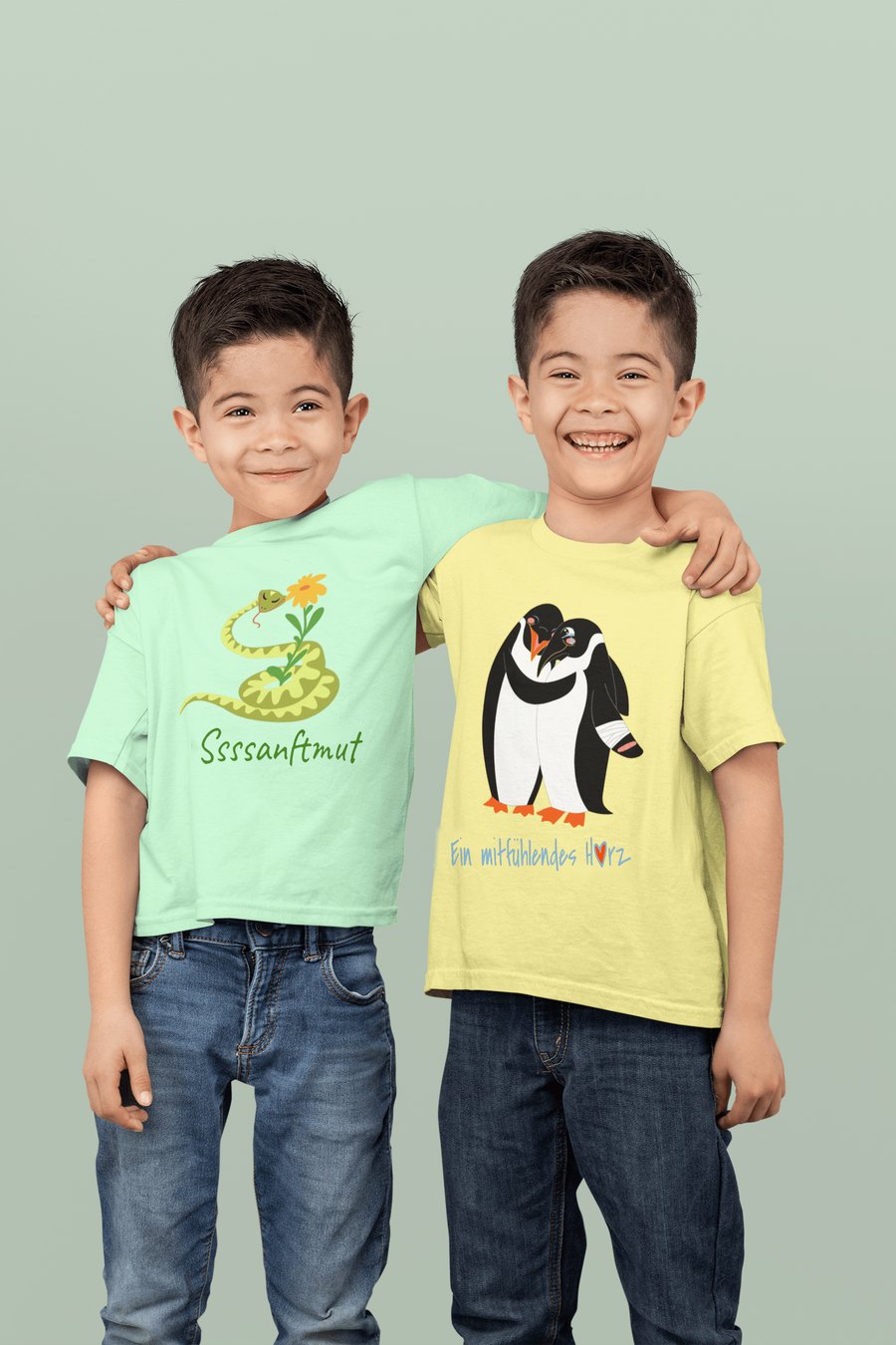Zwei Kinder in RaeMaz-Shirts mit den Motiven Ssssanftmut und Ein mitfühlendes Herz